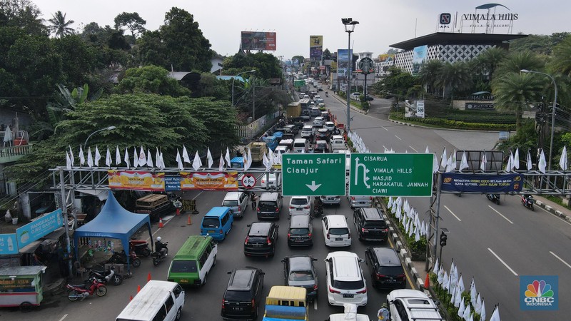 Jalu Puncak Bogor Macet (CNBC Indonesia/Andrean Kristianto)