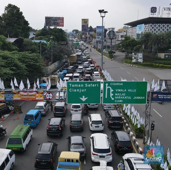 Parah! Bukan Akhir Pekan, Jalur Puncak Macet Tak Bergerak