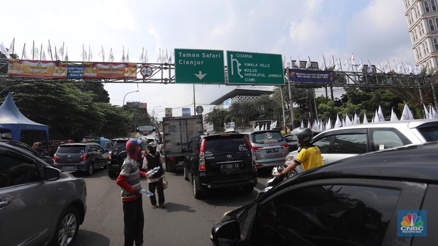 Jalu Puncak Bogor Macet (CNBC Indonesia/Andrean Kristianto)
