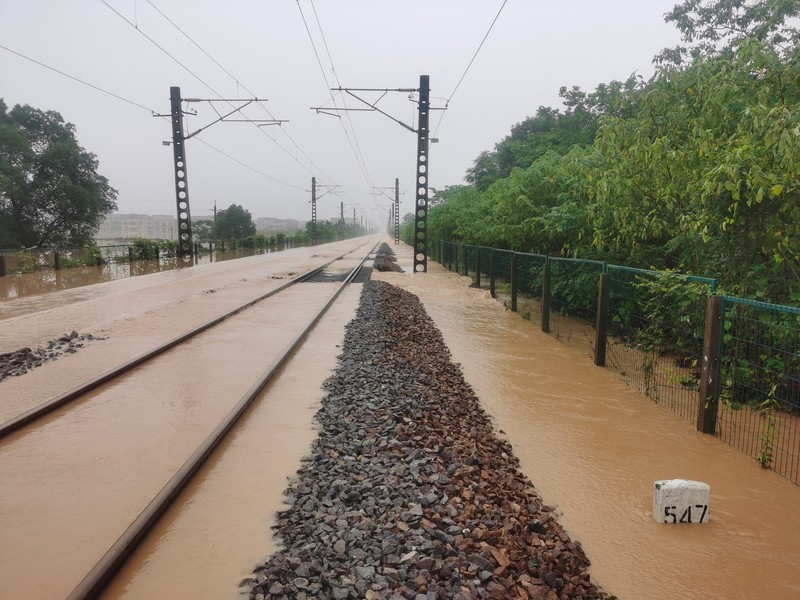 SHANGRAO, CHINA - JUNE 21: Aerial view of vehicles submerged in flood water on June 21, 2022 in Shangrao, Jiangxi Province of China. China's Jiangxi Province on Monday issued a red alert for floods. (Photo by Ai Shimin/VCG via Getty Images)
