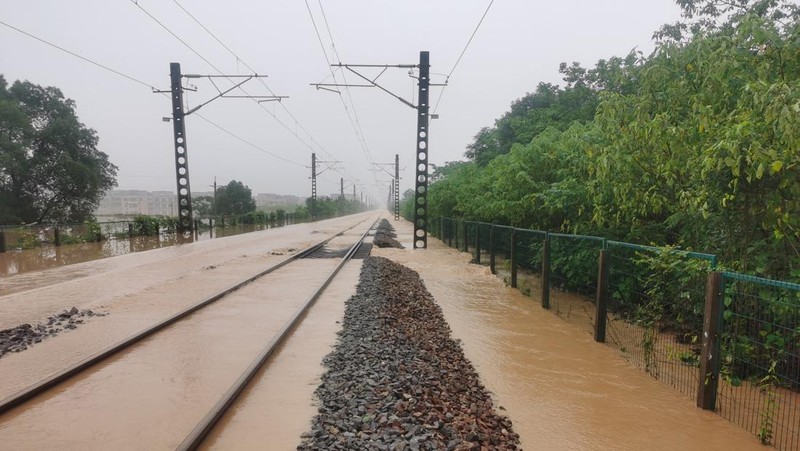 SHANGRAO, CHINA - JUNE 21: Aerial view of vehicles submerged in flood water on June 21, 2022 in Shangrao, Jiangxi Province of China. China's Jiangxi Province on Monday issued a red alert for floods. (Photo by Ai Shimin/VCG via Getty Images)