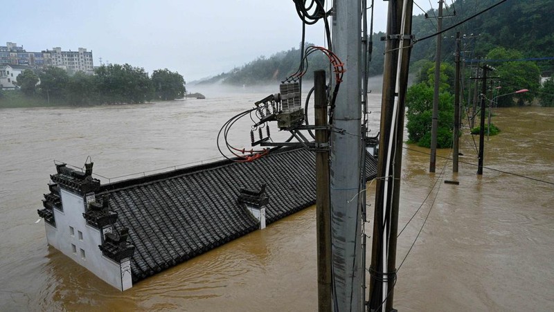 SHANGRAO, CHINA - JUNE 21: Aerial view of vehicles submerged in flood water on June 21, 2022 in Shangrao, Jiangxi Province of China. China's Jiangxi Province on Monday issued a red alert for floods. (Photo by Ai Shimin/VCG via Getty Images)
