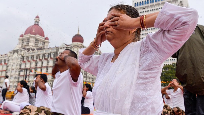 India's Prime Minister Narendra Modi (C) performs yoga with others to celebrate the International Day of Yoga in front of the Mysore Palace in Mysore on June 21, 2022. (Photo by Manjunath Kiran / AFP) (Photo by MANJUNATH KIRAN/AFP via Getty Images)