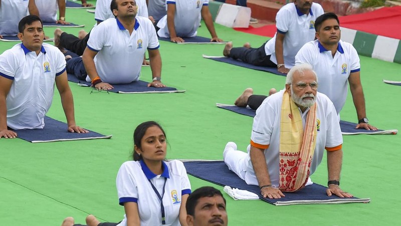 India's Prime Minister Narendra Modi (C) performs yoga with others to celebrate the International Day of Yoga in front of the Mysore Palace in Mysore on June 21, 2022. (Photo by Manjunath Kiran / AFP) (Photo by MANJUNATH KIRAN/AFP via Getty Images)
