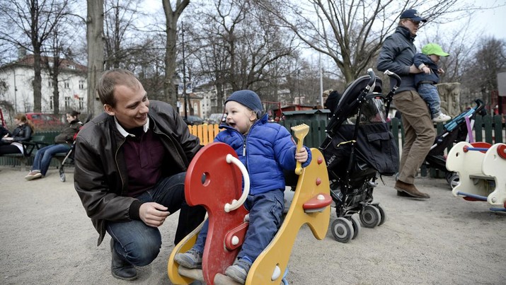 TO GO WITH AFP STORY BY CAMILLE BAS-WOHLERT:
Swede Set Moklint plays with his kid Wilhelm during his paternity leave at Humlegarden park in Stockholm on April 24, 2013.  AFP PHOTO / JONATHAN NACKSTRAND        (Photo credit should read JONATHAN NACKSTRAND/AFP via Getty Images)