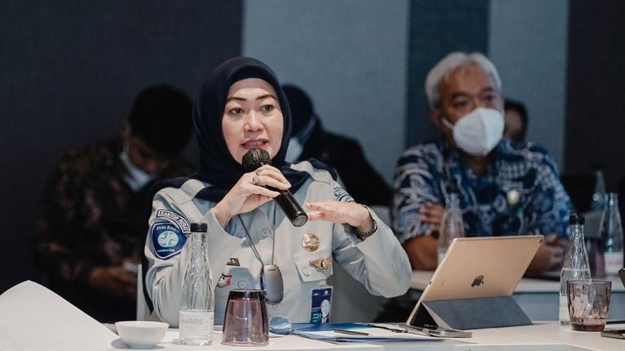 Direktur Operasional Jasa Raharja Dewi Aryani Suzana menjelaskan pentingnya pemasangan rambu zona berbahaya
