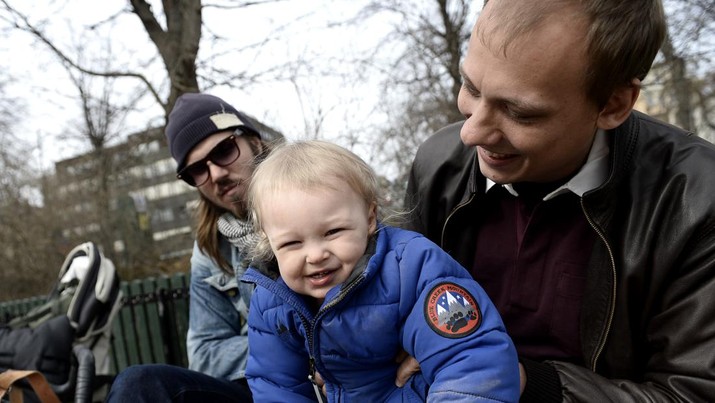 Ilustrasi Bapak dan Anak TO GO WITH AFP STORY BY CAMILLE BAS-WOHLERT:
Swedish Anders Veide (L) looks on as his friend Set Moklint plays with his kid Wilhelm during paternity leave at Humlegarden park in Stockholm on April 24, 2013. AFP PHOTO / JONATHAN NACKSTRAND (Photo credit should read JONATHAN NACKSTRAND/AFP via Getty Images)