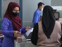 Rupiah Makin Dekat Rp 15.000/US$, Emiten Ini Kena Imbasnya