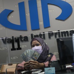 Ramai Tukar Dolar AS Buat Bayar Utang Sampai Bangun Rumah