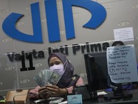 Ramai Tukar Dolar AS Buat Bayar Utang Sampai Bangun Rumah