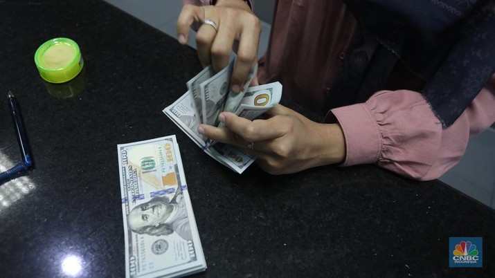 Rupiah Ambruk, Segini Harga Jual Dolar AS di Money Changer!