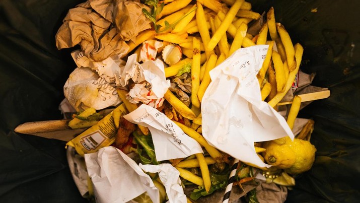 Ilustrasi Makanan Sisa 10 June 2021, Baden-Wuerttemberg, Freiburg: Leftover food lies in the dustbin of a restaurant. On average, every person in Baden-Württemberg throws away 22 kilos of food per year. Politicians want to take countermeasures - just like start-ups and companies in the state. Photo: Philipp von Ditfurth/dpa (Photo by Philipp von Ditfurth/picture alliance via Getty Images)
