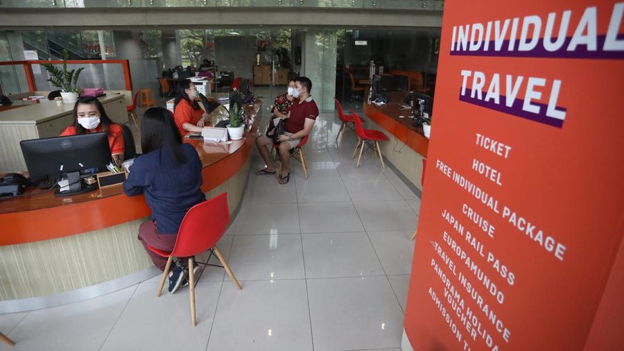 Karyawan menawarkan paket wisata liburan kepada pengunjung di kantor Panorama JTB, Tomang, Jakarta, Selasa (21/6/2022). (CNBC Indonesia/Andrean Kristianto)