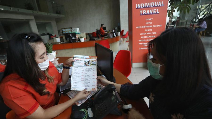 Karyawan menawarkan paket wisata liburan kepada pengunjung di kantor Panorama JTB, Tomang, Jakarta, Selasa (21/6/2022). (CNBC Indonesia/Andrean Kristianto)