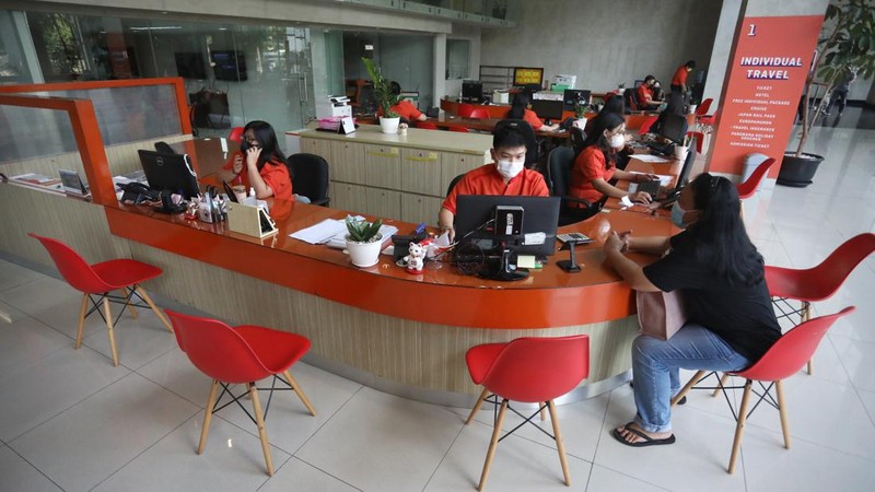 Karyawan menawarkan paket wisata liburan kepada pengunjung di kantor Panorama JTB, Tomang, Jakarta, Selasa (21/6/2022). (CNBC Indonesia/Andrean Kristianto)