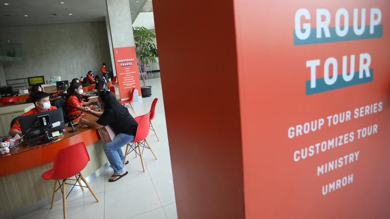 Karyawan menawarkan paket wisata liburan kepada pengunjung di kantor Panorama JTB, Tomang, Jakarta, Selasa (21/6/2022). (CNBC Indonesia/Andrean Kristianto)