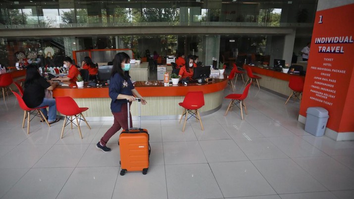 Karyawan menawarkan paket wisata liburan kepada pengunjung di kantor Panorama JTB, Tomang, Jakarta, Selasa (21/6/2022). (CNBC Indonesia/Andrean Kristianto)