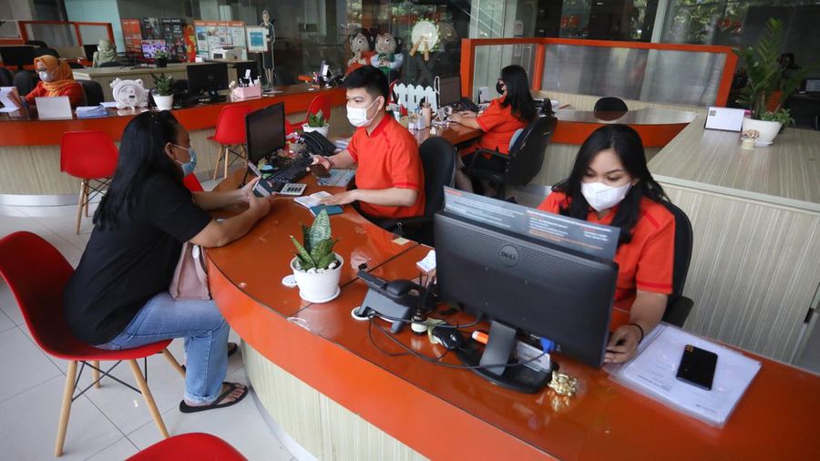Karyawan menawarkan paket wisata liburan kepada pengunjung di kantor Panorama JTB, Tomang, Jakarta, Selasa (21/6/2022). (CNBC Indonesia/Andrean Kristianto)