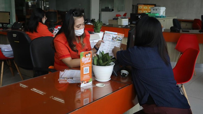 Karyawan menawarkan paket wisata liburan kepada pengunjung di kantor Panorama JTB, Tomang, Jakarta, Selasa (21/6/2022). (CNBC Indonesia/Andrean Kristianto)