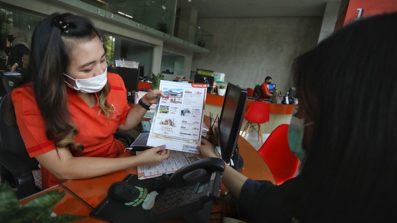 Karyawan menawarkan paket wisata liburan kepada pengunjung di kantor Panorama JTB, Tomang, Jakarta, Selasa (21/6/2022). (CNBC Indonesia/Andrean Kristianto) Karyawan menawarkan paket wisata liburan kepada pengunjung di kantor Panorama JTB, Tomang, Jakarta, Selasa (21/6/2022). (CNBC Indonesia/Andrean Kristianto)