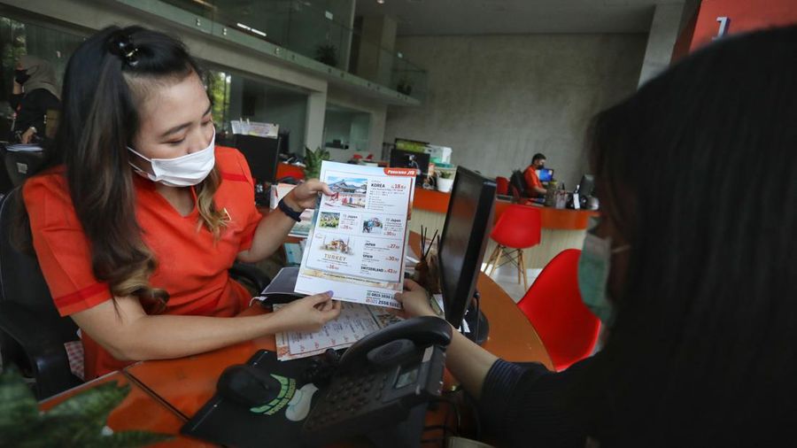 Karyawan menawarkan paket wisata liburan kepada pengunjung di kantor Panorama JTB, Tomang, Jakarta, Selasa (21/6/2022). (CNBC Indonesia/Andrean Kristianto)