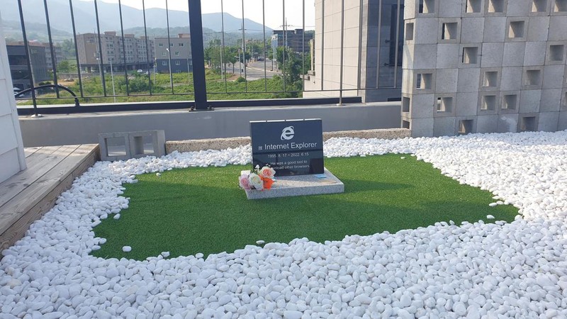 Tombstone of Internet Explorer browser, set up by South Korea's software engineer Jung Ki-young, is pictured at a rooftop of a cafe in Gyeongju, South Korea, June 17, 2022. Jung Ki-Young/Handout via REUTERS ATTENTION EDITORS - THIS IMAGE HAS BEEN SUPPLIED BY A THIRD PARTY. MANDATORY CREDIT. NO RESALES. NO ARCHIVES