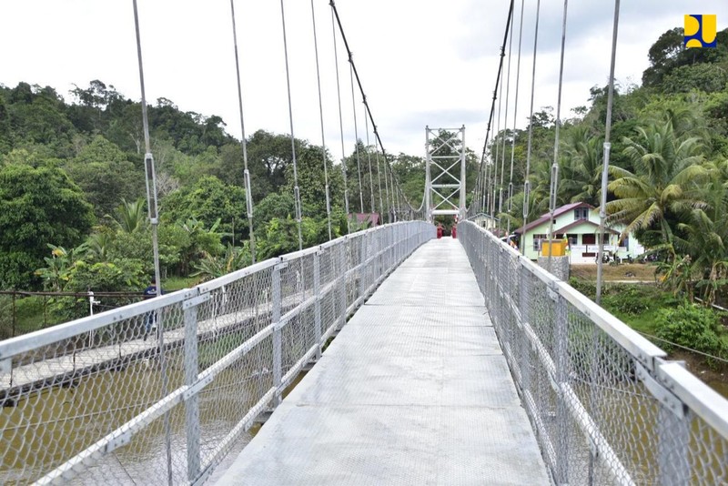 Perkuat Konektivitas Antar Desa, Kementerian PUPR Bangun 410 Jembatan Gantung di Seluruh Indonesia Sepanjang 2015-2021. (Biro Pers PUPR) Perkuat Konektivitas Antar Desa, Kementerian PUPR Bangun 410 Jembatan Gantung di Seluruh Indonesia Sepanjang 2015-2021. (Biro Pers PUPR)