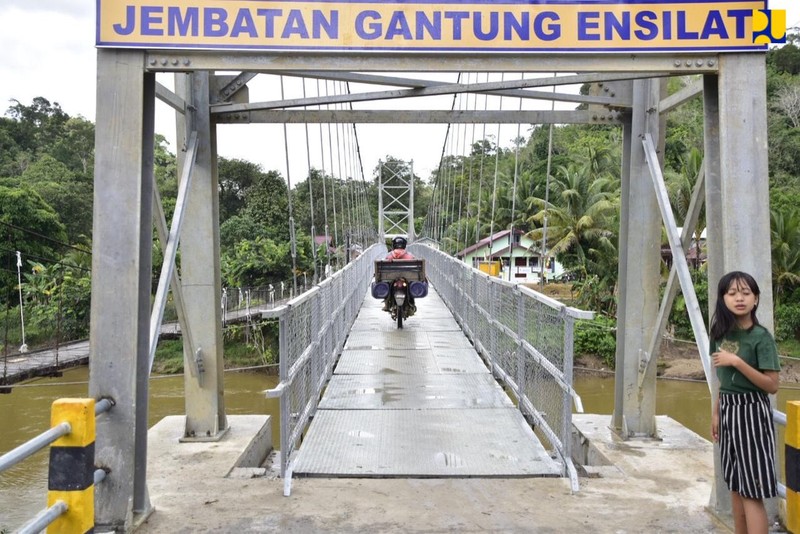 Perkuat Konektivitas Antar Desa, Kementerian PUPR Bangun 410 Jembatan Gantung di Seluruh Indonesia Sepanjang 2015-2021. (Biro Pers PUPR) Perkuat Konektivitas Antar Desa, Kementerian PUPR Bangun 410 Jembatan Gantung di Seluruh Indonesia Sepanjang 2015-2021. (Biro Pers PUPR)