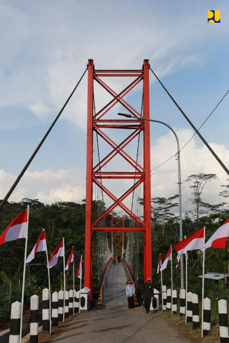 Perkuat Konektivitas Antar Desa, Kementerian PUPR Bangun 410 Jembatan Gantung di Seluruh Indonesia Sepanjang 2015-2021. (Biro Pers PUPR) Perkuat Konektivitas Antar Desa, Kementerian PUPR Bangun 410 Jembatan Gantung di Seluruh Indonesia Sepanjang 2015-2021. (Biro Pers PUPR)