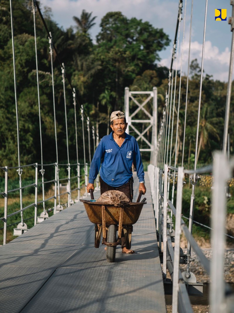 Perkuat Konektivitas Antar Desa, Kementerian PUPR Bangun 410 Jembatan Gantung di Seluruh Indonesia Sepanjang 2015-2021. (Biro Pers PUPR) Perkuat Konektivitas Antar Desa, Kementerian PUPR Bangun 410 Jembatan Gantung di Seluruh Indonesia Sepanjang 2015-2021. (Biro Pers PUPR)