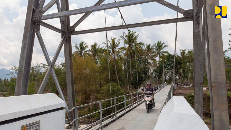 Perkuat Konektivitas Antar Desa, Kementerian PUPR Bangun 410 Jembatan Gantung di Seluruh Indonesia Sepanjang 2015-2021. (Biro Pers PUPR)