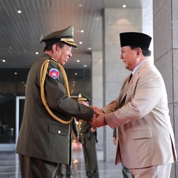 Prabowo Terbang ke Kamboja, Ada Apa?