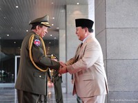 Prabowo Terbang ke Kamboja, Ada Apa?