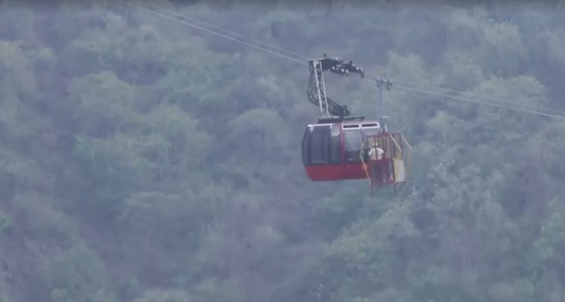 Puluhan Orang Terjebak di Kereta Gantung yang Macet di India (Tangkapan Layar Reuters TV) Puluhan Orang Terjebak di Kereta Gantung yang Macet di India (Tangkapan Layar Reuters TV)