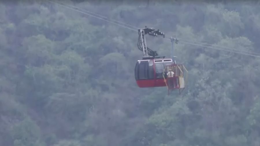 Puluhan Orang Terjebak di Kereta Gantung yang Macet di India (Tangkapan Layar Reuters TV)