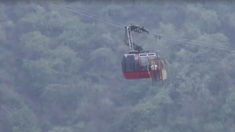 Puluhan Orang Terjebak di Kereta Gantung yang Macet di India (Tangkapan Layar Reuters TV)