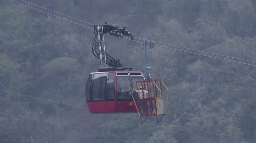 Puluhan Orang Terjebak di Kereta Gantung yang Macet di India (Tangkapan Layar Reuters TV)