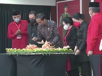 Saat Jokowi Diberi Kejutan Ultah Nasi Tumpeng Dari Megawati