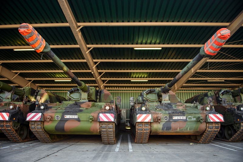 Prajurit Bundeswehr, angkatan bersenjata Jerman, berpartisipasi dengan Panzerhaubitze 2000 - howitzer self-propelled Pzh 2000 dalam latihan militer gabungan internasional Wettiner Heide (Wettiner Meadow) dari NATO Response Force (Land) (Photo by Morris MacMatzen/Getty Images)