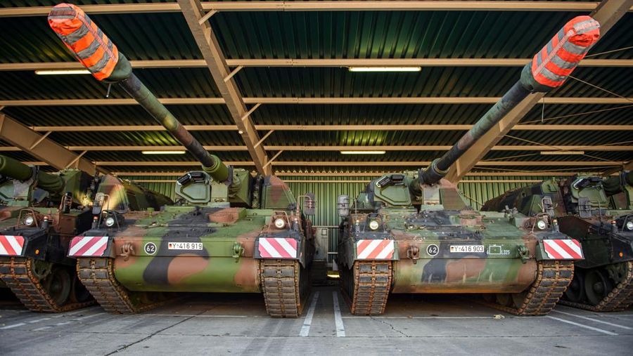 Prajurit Bundeswehr, angkatan bersenjata Jerman, berpartisipasi dengan Panzerhaubitze 2000 - howitzer self-propelled Pzh 2000 dalam latihan militer gabungan internasional Wettiner Heide (Wettiner Meadow) dari NATO Response Force (Land) (Photo by Morris MacMatzen/Getty Images)