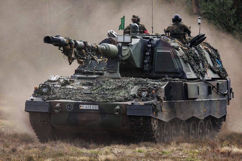 Prajurit Bundeswehr, angkatan bersenjata Jerman, berpartisipasi dengan Panzerhaubitze 2000 - howitzer self-propelled Pzh 2000 dalam latihan militer gabungan internasional Wettiner Heide (Wettiner Meadow) dari NATO Response Force (Land) (Photo by Morris MacMatzen/Getty Images)