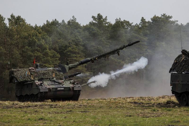Tank Jerman Prajurit Bundeswehr, angkatan bersenjata Jerman, berpartisipasi dengan Panzerhaubitze 2000 - howitzer self-propelled Pzh 2000 dalam latihan militer gabungan internasional Wettiner Heide (Wettiner Meadow) dari NATO Response Force (Land) (Photo by Morris MacMatzen/Getty Images)