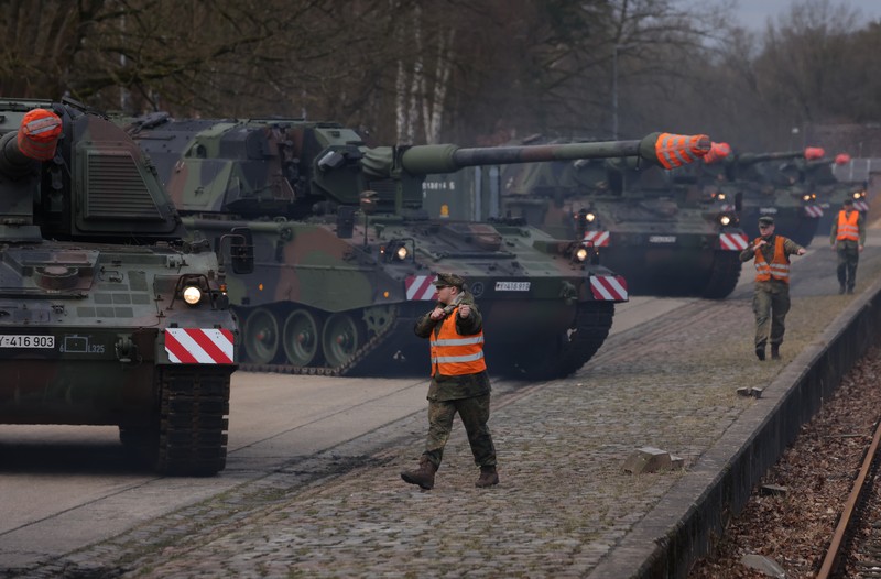Tank Jerman Prajurit Bundeswehr, angkatan bersenjata Jerman, berpartisipasi dengan Panzerhaubitze 2000 - howitzer self-propelled Pzh 2000 dalam latihan militer gabungan internasional Wettiner Heide (Wettiner Meadow) dari NATO Response Force (Land) (Photo by Morris MacMatzen/Getty Images)