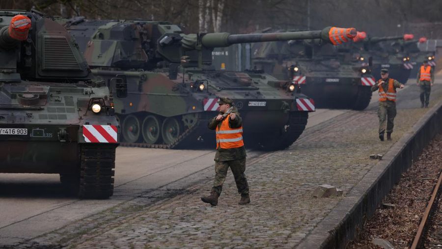 MUNSTER, GERMANY - FEBRUARY 14: Soldiers of the Bundeswehr prepare Panzerhaubitze PZH 2000 155mm self-propelled howitzers for transport to Lithuania on February 14, 202 in Munster, Germany. Germany is sending an additional 350 soldiers and heavy equipment to its current deployment in Lithuania, where it leads a NATO Enhanced Forward Presence Battle Group. NATO member states have been strengthening their military commitments across Eastern Europe as the possibility of an imminent Russian invasion of Ukraine looms. (Photo by Sean Gallup/Getty Images)