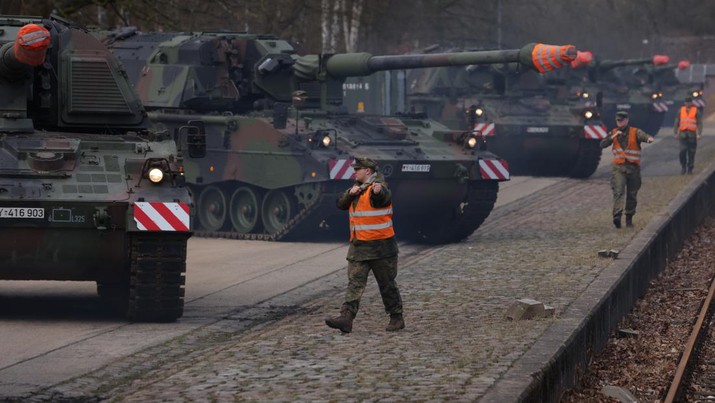 1370484591 MUNSTER, GERMANY - FEBRUARY 14: Soldiers of the Bundeswehr prepare Panzerhaubitze PZH 2000 155mm self-propelled howitzers for transport to Lithuania on February 14, 202 in Munster, Germany. Germany is sending an additional 350 soldiers and heavy equipment to its current deployment in Lithuania, where it leads a NATO Enhanced Forward Presence Battle Group. NATO member states have been strengthening their military commitments across Eastern Europe as the possibility of an imminent Russian invasion of Ukraine looms. (Photo by Sean Gallup/Getty Images)
