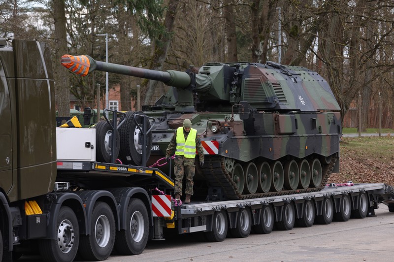Tank Jerman Prajurit Bundeswehr, angkatan bersenjata Jerman, berpartisipasi dengan Panzerhaubitze 2000 - howitzer self-propelled Pzh 2000 dalam latihan militer gabungan internasional Wettiner Heide (Wettiner Meadow) dari NATO Response Force (Land) (Photo by Morris MacMatzen/Getty Images)
