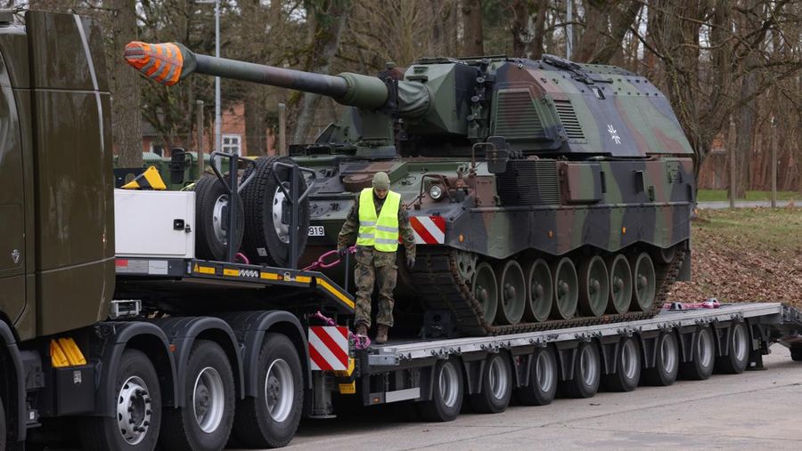 Prajurit Bundeswehr, angkatan bersenjata Jerman, berpartisipasi dengan Panzerhaubitze 2000 - howitzer self-propelled Pzh 2000 dalam latihan militer gabungan internasional Wettiner Heide (Wettiner Meadow) dari NATO Response Force (Land) (Photo by Morris MacMatzen/Getty Images)