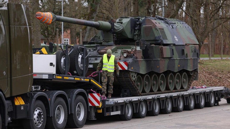 Prajurit Bundeswehr, angkatan bersenjata Jerman, berpartisipasi dengan Panzerhaubitze 2000 - howitzer self-propelled Pzh 2000 dalam latihan militer gabungan internasional Wettiner Heide (Wettiner Meadow) dari NATO Response Force (Land) (Photo by Morris MacMatzen/Getty Images)
