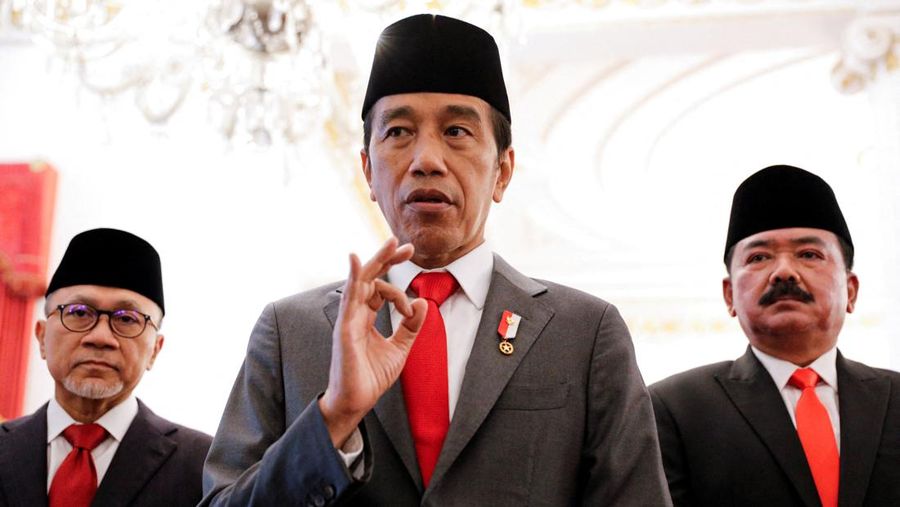 FILE PHOTO: Indonesian President Joko Widodo speaks to the media, as newly inaugurated Trade Minister Zulkifli Hasan and Minister of Agrarian Affairs and Spatial Planning Hadi Tjahjanto, who was former Indonesia's military chief, stand besides him at a Presidential Palace in Jakarta, Indonesia, June 15, 2022. REUTERS/Willy Kurniawan/File Photo