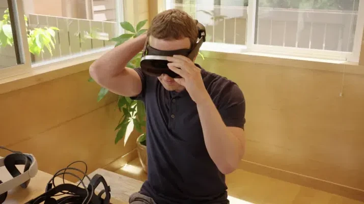 Holocake Mark Zuckerberg menggunakan headset Holocake